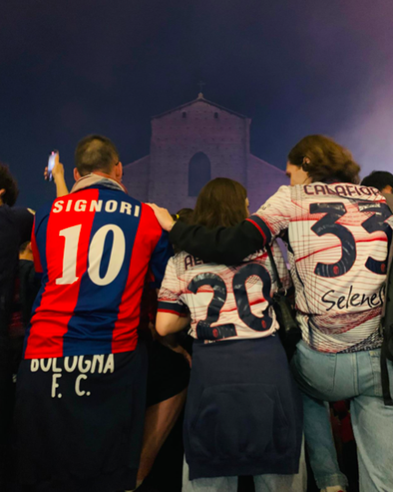 Migliaia di persone per la festa rossoblù: delirio in Piazza Maggiore (FOTO)- immagine 2