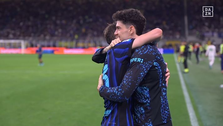 Inter-Roma, Barella torna al gol e va subito a cercare Bastoni in panchina: bell’abbraccio tra i due Inter-Roma, Barella torna al gol e va subito a cercare Bastoni in panchina: bell’abbraccio tra i due - immagine 1