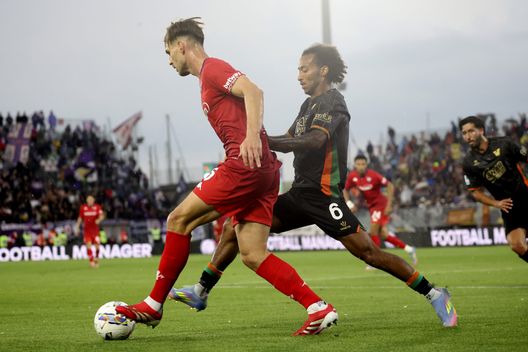 VENICE, ITALY - MAY 12: Gianluca Busio of Venezia competes for the ball with Marin Pongracic of Fiorentina during the Serie A match between Venezia and Fiorentina at Stadio Pier Luigi Penzo on May 12, 2025 in Venice, Italy. (Photo by Maurizio Lagana/Getty Images) Fiorentina e il lato grave, Gazzetta: “Non impara niente dalle sconfitte”- immagine 2