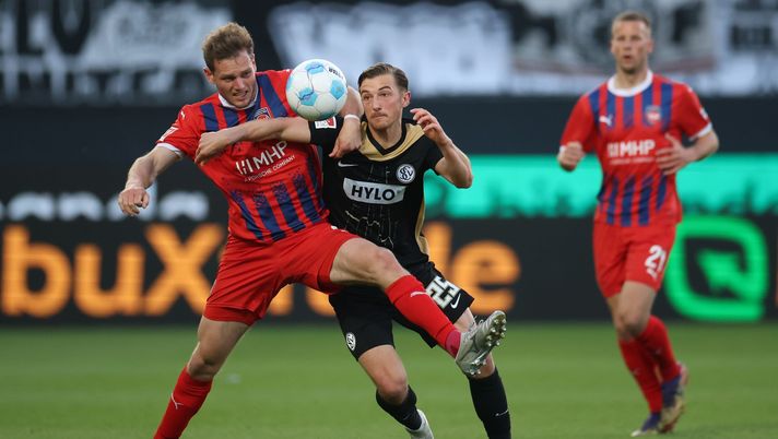 HEIDENHEIM, GERMANY - MAY 22: Tim Siersleben of Heidenheim is challenged by Lukas Petkov of Elvesberg during the Bundesliga playoffs first leg match between 1. FC Heidenheim 1846 and SV Elversberg at Voith-Arena on May 22, 2025 in Heidenheim, Germany. (Photo by Alex Grimm/Getty Images) Elversberg Heidenheim dove vedere