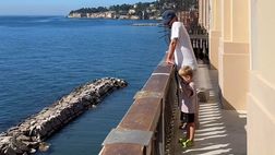 La famiglia Mertens torna a Napoli: la vista dal balcone lascia senza fiato