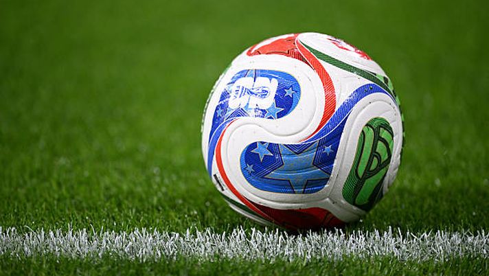 LEIPZIG, GERMANY - NOVEMBER 17: The official FIFA World Cup 2026 Adidas Trionda match ball on the pitch prior to the FIFA World Cup 2026 qualifier match between Germany and Slovakia at Red Bull Arena on November 17, 2025 in Leipzig, Germany. (Photo by Stuart Franklin/Getty Images) L’IFAB cambia le regole del calcio in vista del Mondiale - immagine 1