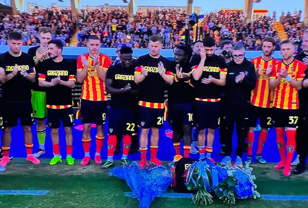 GALLERY Lecce-Napoli, le toccanti immagini del minuto di silenzio per Graziano Fiorita - immagine 7