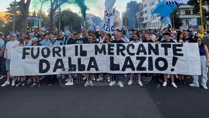 Lazio, contestazione a Lotito: si uniscono anche i tifosi del Malaga Lazio, contestazione a Lotito: si uniscono anche i tifosi del Malaga - immagine 1