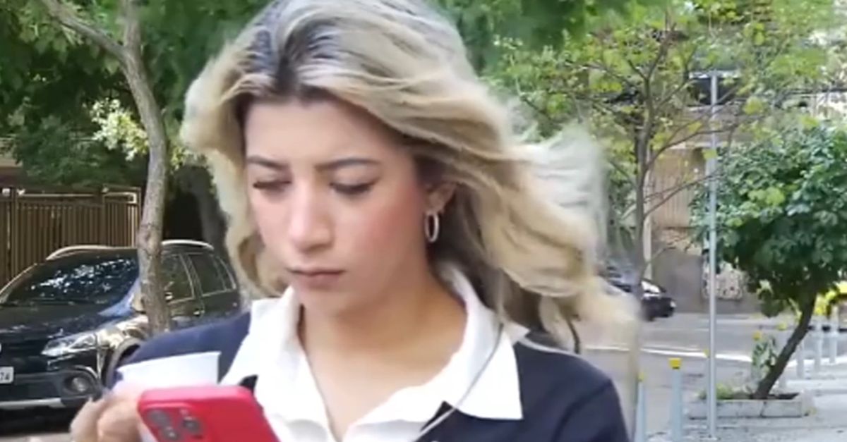 video giornalista aggredita in diretta ladro in moto le strappa il telefono dalle mani