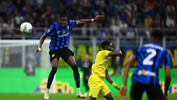 MILAN, ITALY - MAY 18: Yann Bisseck of FC Internazionale heads the ball during the Serie match between Inter and Lazio at Stadio Giuseppe Meazza on May 18, 2025 in Milan, Italy. (Photo by Mattia Pistoia - Inter/Inter via Getty Images) Dia