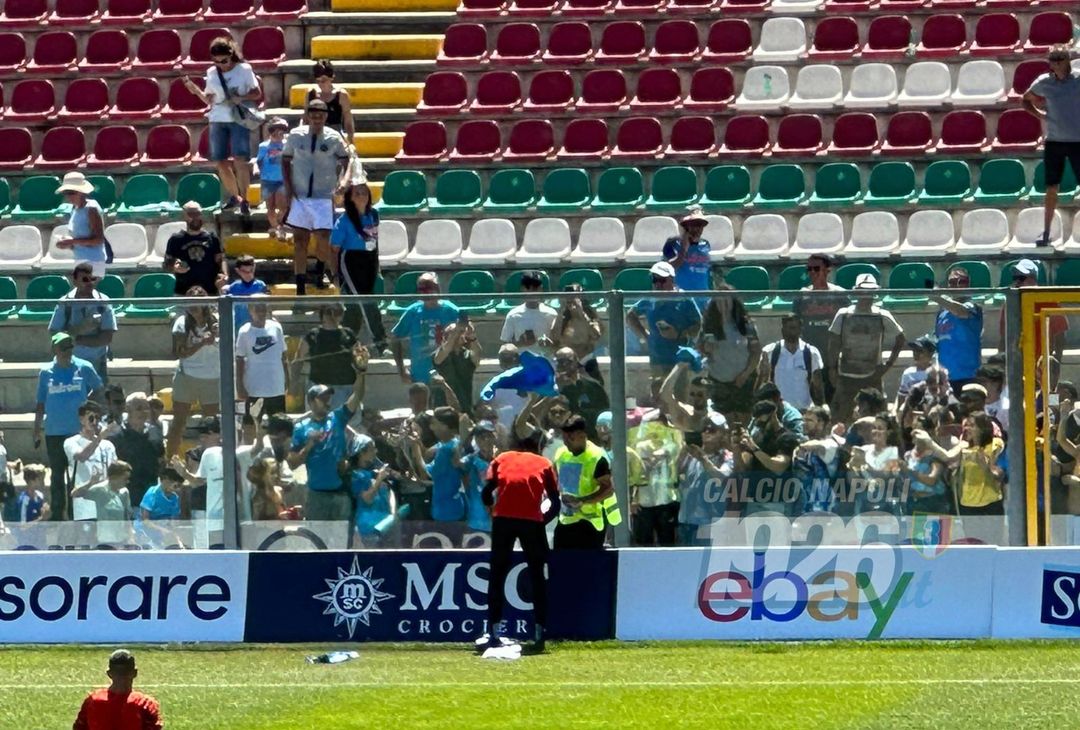 GALLERY Meret, Gollini e Idasiak si concedono spontaneamente agli autografi - immagine 3