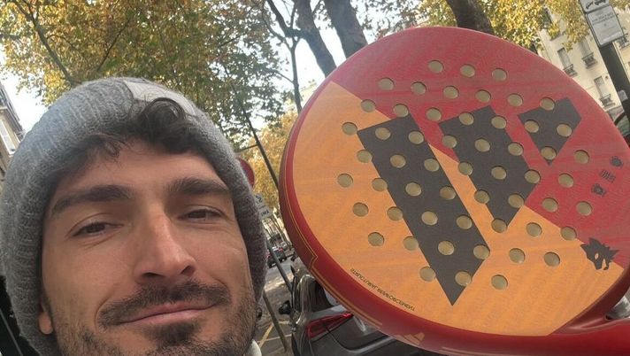 Hummels non dimentica la Roma: racchetta giallorossa e un dettaglio da brividi - immagine 1
