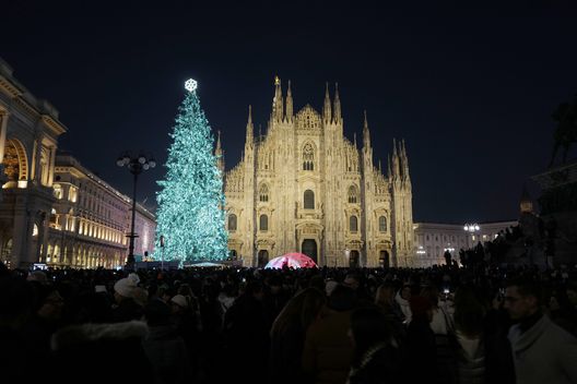Getty Images Livello di sicurezza, il test di Staffelli: entra in auto in Piazza Duomo a Milano- immagine 2