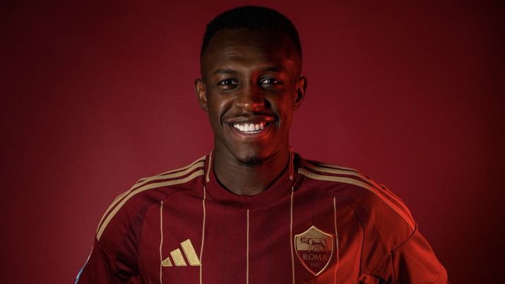 ROME, ITALY - AUGUST 27: AS Roma New Signing Saud Abdulhamid during his first photo shooting at Centro Sportivo Fulvio Bernardini on August 27, 2024 in Rome, Italy. (Photo by Fabio Rossi/AS Roma via Getty Images) UFFICIALE – Abdulhamid alla Roma, c’è l’annuncio del club: il comunicato - immagine 1