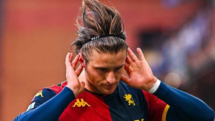 Lorenzo Colombo, attaccante del Milan in prestito al Genoa | Calciomercato AC Milan News (Getty Images) Milan in prestito: Camarda minuti da titolare. Colombo bomber, mentre Zeroli e Comotto ...