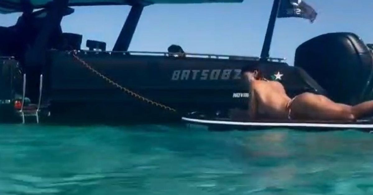 VIDEO / Belen in topless dal mare della Sardegna: follower scatenati VIDEO / Belen in topless dal mare della Sardegna: follower scatenati
