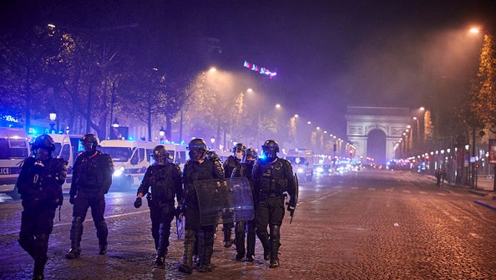 PARIS, FRANCE - AUGUST 23: French Riot Police walk through tear gas on the Champs Elyees towards Paris Saint Germain fans after PSG's 1-0 defeat to Bayern Munich in the Champions League Final saw violent conflict between Police and fans on August 23, 2020 in Paris, France. Paris Saint German football team have reached the 2019/20 UEFA Champions League finals for the first time in their history, just eleven days after celebrating their 50th Anniversary, and take on five-time winners Bayern Munich at the Estádio da Luz in Lisbon. (Photo by Kiran Ridley/Getty Images) Grecia, calcio femminile: squadra e tifosi aggrediti nello stadio - immagine 1