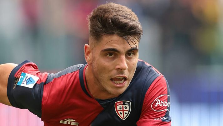 TURIN, ITALY - OCTOBER 06: Adam Obert of Cagliari Calcio during the Serie A match between Juventus FC and Cagliari Calcio at Allianz Stadium on October 06, 2024 in Turin, Italy. (Photo by Jonathan Moscrop/Getty Images) Fiorentina, si guarda in casa Cagliari per la difesa: nome nuovo per Paratici - immagine 1