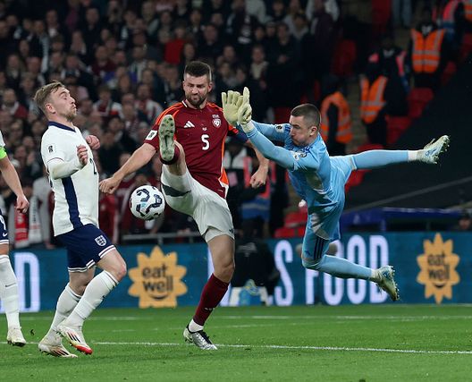 Jarrod Bowen dell'Inghilterra combatte per il possesso con Antonijs Cernomordijs e Krisjanis Zviedris della Lettonia durante le qualificazioni europee della Coppa del mondo FIFA 2026 tra Inghilterra e Lettonia Paolo Nicolato a DDD: allenare in Lettonia, tra concretezza e pazienza- immagine 2