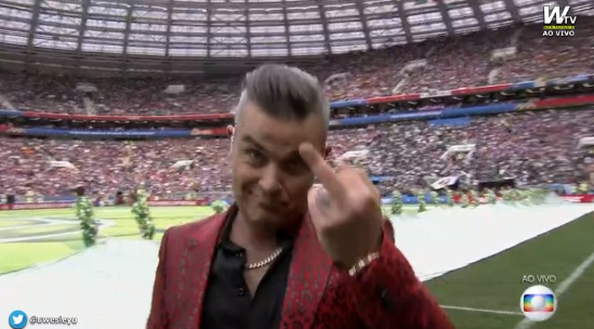 Mondiali, Robbie Williams infiamma la cerimonia d’apertura: dito medio alla telecamera- immagine 2