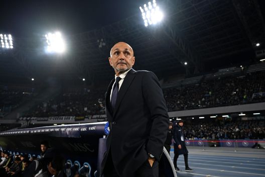 NAPLES, ITALY - DECEMBER 07: Luciano Spalletti, Head Coach of Juventus, looks on prior to the Serie A match between SSC Napoli and Juventus FC at Stadio Diego Armando Maradona on December 07, 2025 in Naples, Italy. (Photo by Francesco Pecoraro/Getty Images) Spalletti, i quotidiani lo bocciano: è amaro Luciano il primo ritorno al Maradona - immagine 1