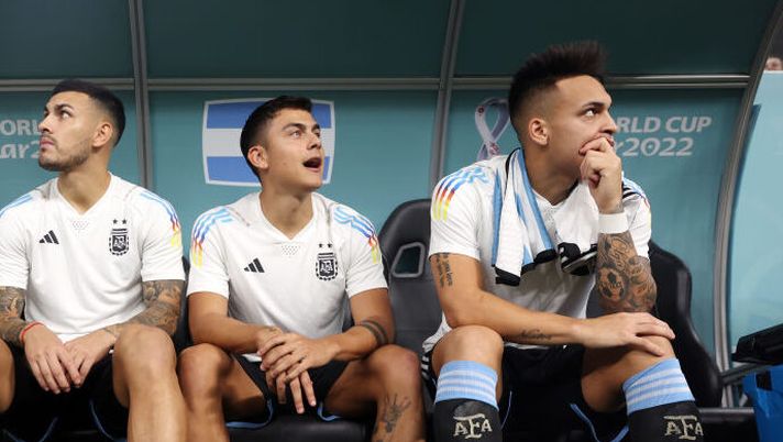 DOHA, QATAR - DECEMBER 03: Leandro Paredes, Paulo Dybala and Lautaro Martinez of Argentina look on from the bench during the FIFA World Cup Qatar 2022 Round of 16 match between Argentina and Australia at Ahmad Bin Ali Stadium on December 03, 2022 in Doha, Qatar. (Photo by Alex Pantling/Getty Images) Scaloni: “Ecco perché non ho convocato Dybala. Lautaro è molto bravo, tra lui e Alvarez…” - immagine 1