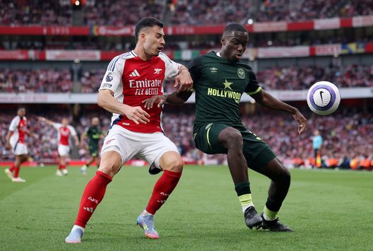 LONDON, ENGLAND - APRIL: Michael Kayode del Brentford viene sfidato da Gabriel Martinelli dell'Arsenal durante la partita di Premier League tra Arsenal FC e Brentford FC all'Emirates Stadium il 12 aprile 2025 a Londra, Inghilterra. (Photo by Alex Pantling/Getty Images) Arsenal, ufficiale doppio colpo di mercato: arrivano due sedicenni per il futuro- immagine 2