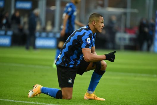 MILAN, ITALY - NOVEMBER 22: Alexis Sanchez of FC Internazionale reacts during the Serie A match between FC Internazionale and Torino FC at Stadio Giuseppe Meazza on November 22, 2020 in Milan, Italy. (Photo by Pier Marco Tacca - Inter/Inter via Getty Images)