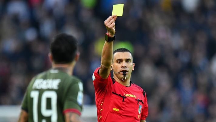 UDINE, ITALY - DECEMBER 21:Referee Marco Piccinini shows the yellow card to Fabio Pisacane of Cagliari Calcio during the Serie A match between Udinese Calcio and Cagliari Calcio at Stadio Friuli on December 21, 2019 in Udine, Italy. (Photo by Alessandro Sabattini/Getty Images) Coppa Italia, Torino-Lecce arbitra Piccinini. Non ci sarà il Var - immagine 1