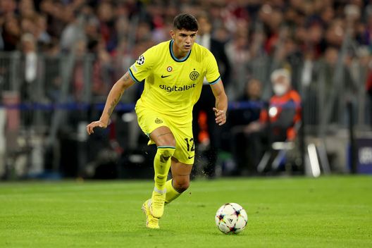 MUNICH, GERMANY - NOVEMBER 01: Raul Bellanova of Internatzionale runs with the ball during the UEFA Champions League group C match between FC Bayern München and FC Internazionale at Allianz Arena on November 01, 2022 in Munich, Germany. (Photo by Alexander Hassenstein/Getty Images) Vitiello (FcInter1908): “Bellanova? All’Inter non ha convinto Simone Inzaghi”- immagine 3