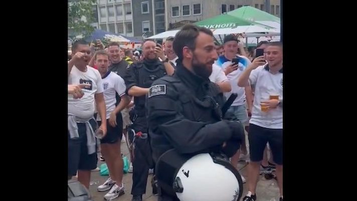 VIDEO / A Dortmund spunta un poliziotto sosia di Southgate: la reazione dei tifosi - immagine 1