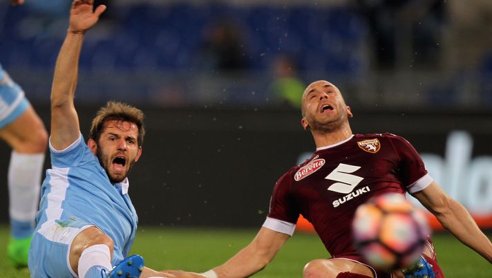 ROME, ITALY - MARCH 13: Senad Lulic (L) of SS Lazio competes for the ball with Lorenzo De Silvestri FC Torino during the Serie A match between SS Lazio and FC Torino at Stadio Olimpico on March 13, 2017 in Rome, Italy. (Photo by Paolo Bruno/Getty Images) pagelle Le pagelle di Lazio-Torino 3-1: Iturbe dai due volti, De Silvestri delude ancora- immagine 1