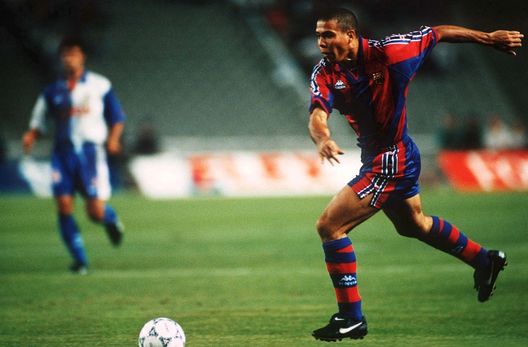 Ronaldo al Barcellona nel 1996, prima di trasferirsi all'Inter. (Foto di Henri Szwarc/Bongarts/Getty Images) Tutti pazzi per Ronaldo: quando Barcellona e Inter incontrarono il vero Fenomeno- immagine 3