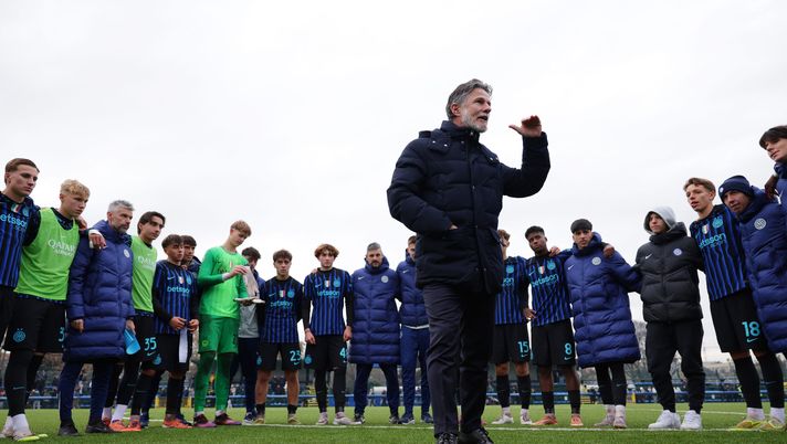SESTO SAN GIOVANNI, ITALY - NOVEMBER 30: Benito Carbone Head Coach of FC Internazionale U20 talks to the team following the Primavera 1 match between FC Internazionale U20 and AC Milan U20 at Stadio Breda on November 30, 2025 in Sesto San Giovanni, Italy. (Photo by Francesco Scaccianoce - Inter/Inter via Getty Images) Inter Primavera: via Carbone, i nerazzurri ripartono da un ex Napoli – Sky - immagine 1