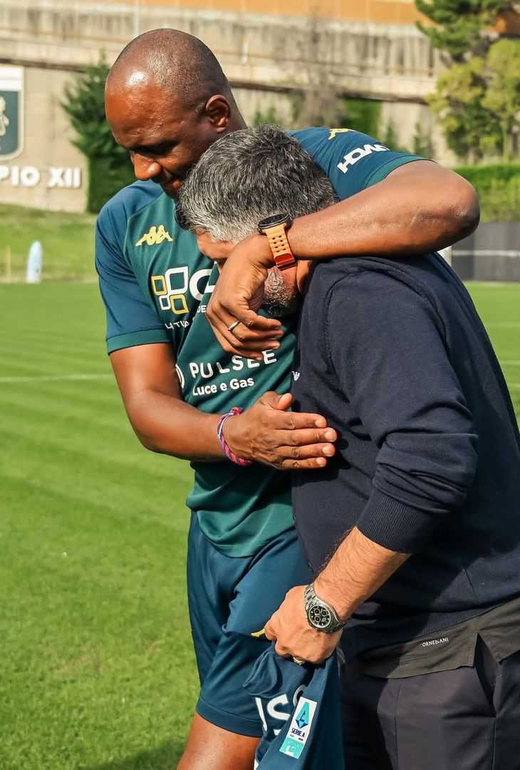 Nella giornata odierna (martedì 16 settembre 2025), Gennaro Gattuso, commissario tecnico della nazionale italiana, è stato ospite al Centro Sportivo Signorini di Pegli, struttura in cui svolge i propri allenamenti il Genoa di Patrick Vieira. Il ct azzurro, reduce da due prime uscite vittoriose contro Estonia (5-0) e Israele (4-5), ha supervisionato (come dimostrano le seguenti foto pubblicate dal club ligure via Instagram) la seduta odierna del Grifone.