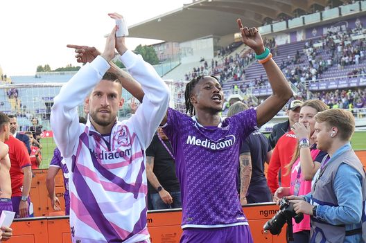 FLORENCE, ITALY - MAY 27: Cristiano Biraghi and Christian Michael Kouakou Kouamé of ACF Fiorentina greets the fans after during the Serie A match between ACF Fiorentina and AS Roma at Stadio Artemio Franchi on May 27, 2023 in Florence, Italy. (Photo by Gabriele Maltinti/Getty Images) VN – Kouamé e la Fiorentina oltre l’opzione: a breve incontro per il rinnovo- immagine 2