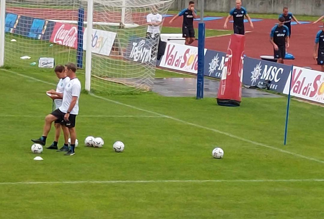 Garcia a colloquio con un collaboratore durante l'allenamento