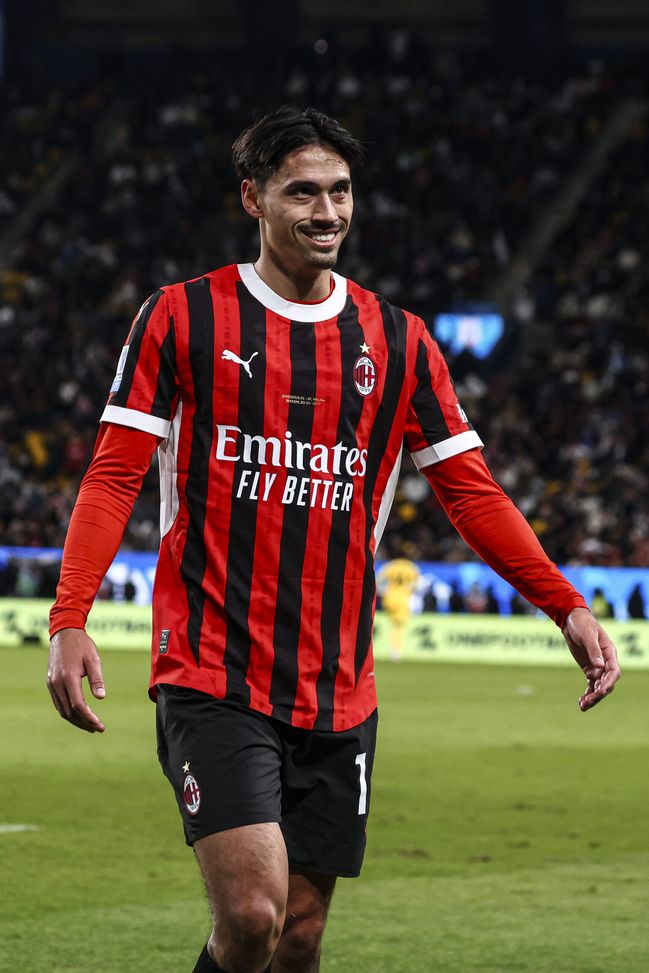 RIYADH, SAUDI ARABIA - JANUARY 03: Tijjani Reijnders of AC Milan celebrates during the Italian Super Cup Semi-Final match between AC Milan and Juventus at Al Awwal Park on January 03, 2025 in Riyadh, Saudi Arabia. (Photo by Giuseppe Cottini/AC Milan via Getty Images) lautaro-gol-numeri-seriea-classifica-confronto-reijnders
