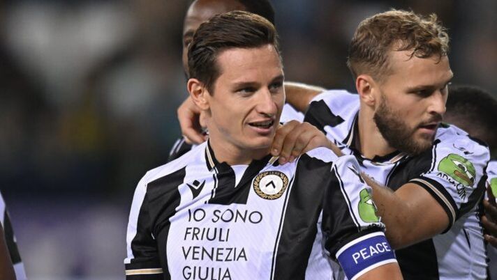 PARMA, ITALY - SEPTEMBER 16: Florian Thauvin of Udinese Calcio celebrates after scoring his teams second goal during the Serie A match between Parma and Udinese at Stadio Ennio Tardini on September 16, 2024 in Parma, Italy. (Photo by Alessandro Sabattini/Getty Images) Udinese, adesso Thauvin è esploso: niente più errori nella gestione al fantacalcio - immagine 1