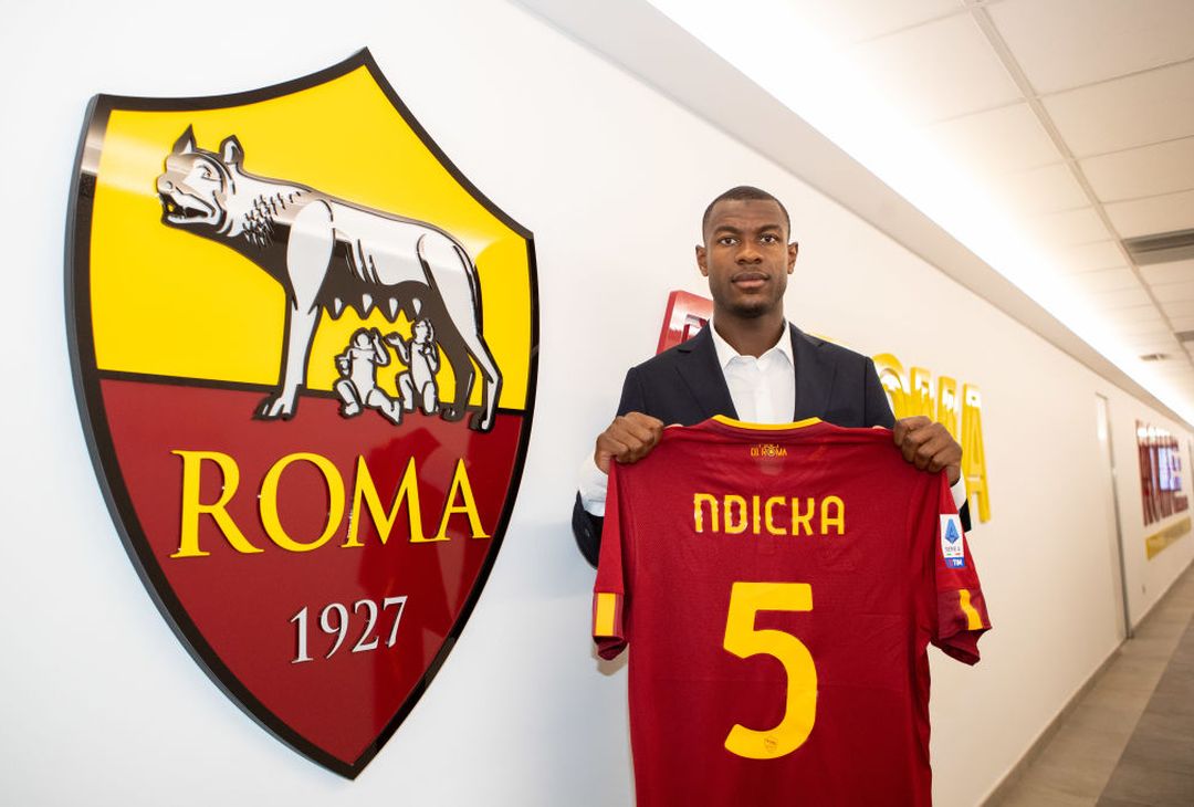 Roma, i primi scatti di Ndicka con la maglia giallorossa – FOTO GALLERY - immagine 12