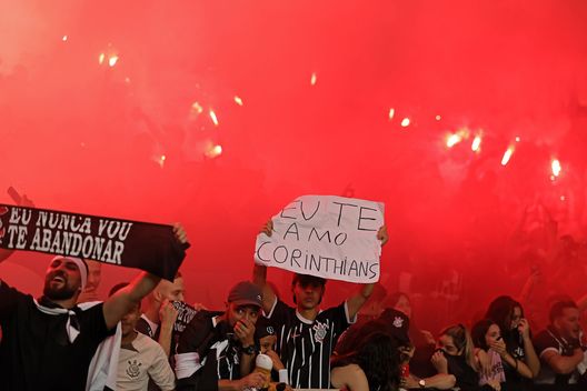 CRICIUMA, BRASILE - 30 NOVEMBRE: I tifosi del Corinthians accendono dei razzi durante la partita tra Criciuma e Corinthians, valida per il Brasileirao 2024. (Foto di Heuler Andrey/Getty Images) Corinthians Palmeiras