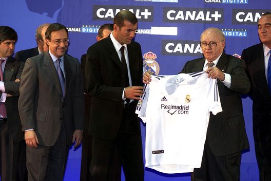 Florentino con Zidane. Mandatory Credit: Allsport UK/ALLSPORT Florentino Perez festeggia 25 anni alla guida del Real Madrid- immagine 2