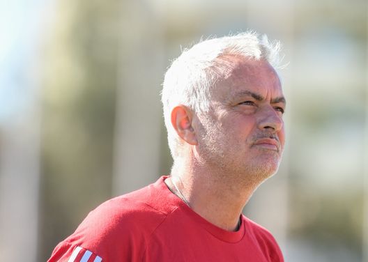ALBUFEIRA, PORTUGAL - JULY 25: AS Roma coach Josè Mourinho during a training session at Estadio Municipal de Albufeira on July 25, 2023 in Albufeira, Portugal. (Photo by Fabio Rossi/AS Roma via Getty Images) Dybala out ancora una volta, apprensione Roma. E contro la Fiorentina…- immagine 2