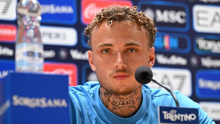 DIMARO, ITALY - JULY 20: Noa Lang speaks at a press conference of Napoli on July 20, 2025 in Dimaro, Italy. (Photo by SSC NAPOLI/SSC NAPOLI via Getty Images) Noa Lang: “A Napoli per vincere. Farò impazzire i tifosi allo stadio. Con Conte crescerò” - immagine 1