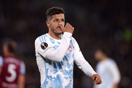 LONDON, ENGLAND - NOVEMBER 09: Stevan Jovetic is substituted off during the UEFA Europa League 2023/24 match between West Ham United FC and Olympiacos FC at London Stadium on November 09, 2023 in London, England. (Photo by Alex Pantling/Getty Images) Jovetic a Sky: “Dispiace per la Fiorentina. Tornare? Hanno il mio numero”- immagine 2