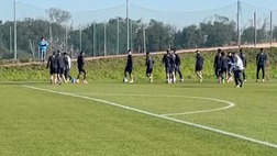 Il Napoli continua l’allenamento: esercizi di attivazione per gli azzurri