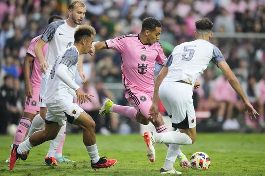 HONG KONG, CINA - 4 FEBBRAIO: Yannick Bright dell'Inter Miami controlla la palla durante l'amichevole pre-campionato tra l'Hong Kong Team e l'Inter Miami all'Hong Kong Stadium il 4 febbraio 2024 a Hong Kong, Cina. (Foto di Fred Lee/Getty Images)