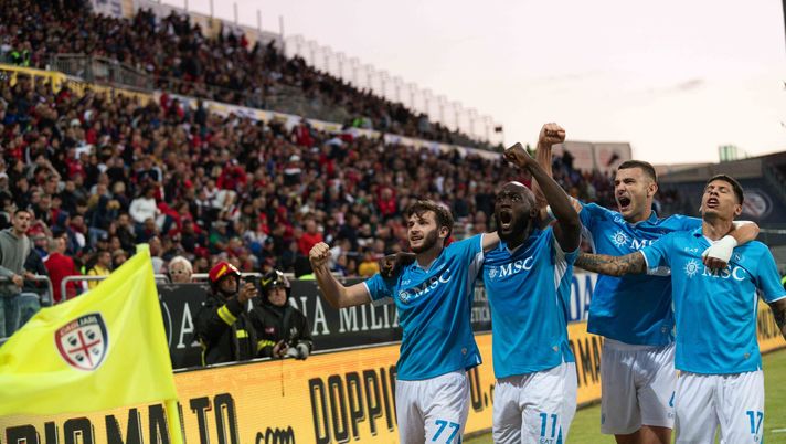 CAGLIARI, ITALY - SEPTEMBER 15: SSC Napoli players celebrating during the Serie A match between Cagliari FC and SSC Napoli at Unipol Domus (Sardegna Arena) Stadium on September 15, 2024 in Cagliari, Italy. (Photo by SSC Napoli/Getty Images) La Serie A rende nota la top 11 della quarta giornata: presenti tre azzurri - immagine 1