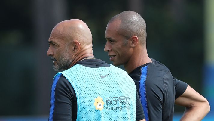 COMO, ITALY - SEPTEMBER 06: FC Internazionale coach Luciano Spalletti and Joao Miranda look on during the FC Internazionale training session at the club's training ground Suning Training Center in memory of Angelo Moratti on September 6, 2018 in Como, Italy. (Photo by Marco Luzzani - Inter/FC Internazionale via Getty Images) Miranda durissimo: “Spalletti il peggiore avuto in Italia! Viveva col terrore che qualcuno…” - immagine 1