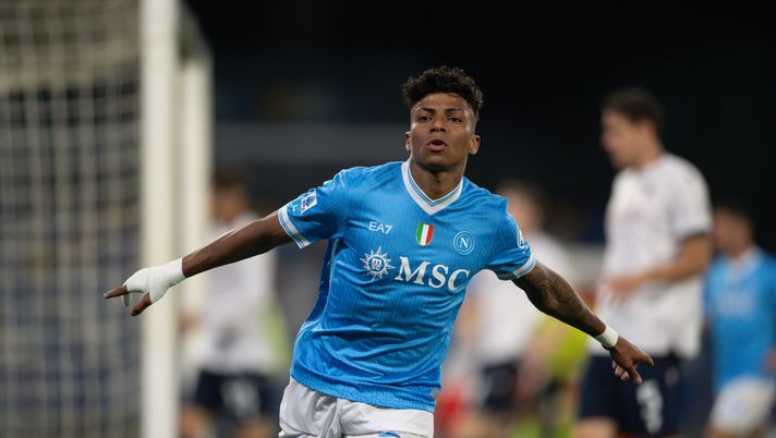 NAPLES, ITALY - MAY 11: Alisson Santos of SSC Napoli celebrates after scoring his side's second goal to make it 2-2 during the Serie A match between SSC Napoli and Bologna FC 1909 at Stadio Diego Armando Maradona on May 11, 2026 in Naples, Italy. (Photo by SSC NAPOLI/SSC NAPOLI via Getty Images) UFFICIALE – “Three-Peat” per Alisson Santos! Il brasiliano è il POTM di aprile - immagine 1