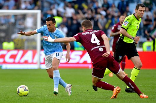 ROME, ITALY - APRIL 22: Pedro Rodriguez of SS Lazio compete for the ball with Alessandro Buongiorno of Torino FC during the Serie A match between SS Lazio and Torino FC at Stadio Olimpico on April 22, 2023 in Rome, Italy. (Photo by Marco Rosi - SS Lazio/Getty Images) Ischiboni (LazioPress): “La Lazio è in difficolta, a Sarri sarebbe servito Ricci”- immagine 3