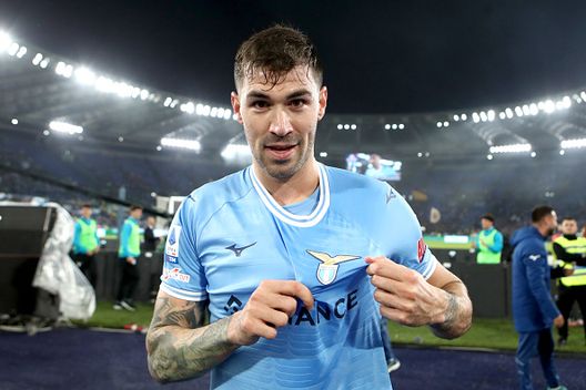 ROMA, ITALIA - 19 MARZO: Alessio Romagnoli della SS Lazio posa per una foto dopo la partita di Serie A tra SS Lazio e AS Roma allo Stadio Olimpico il 19 marzo 2023 a Roma, Italia. (Foto di Paolo Bruno/Getty Images) Lazio, tiene banco il caso Romagnoli. Vuole trasferirsi all’Al Sadd- immagine 2