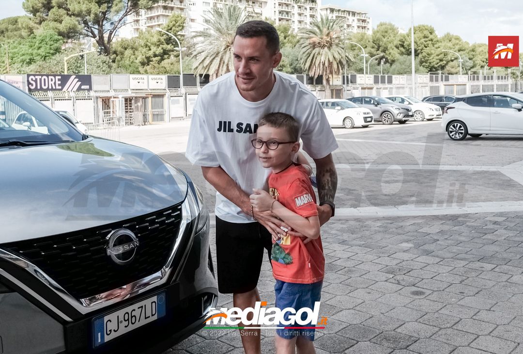 FOTO Palermo, Saric e Vido scattano selfie con i tifosi al Renzo Barbera (GALLERY) - immagine 13
