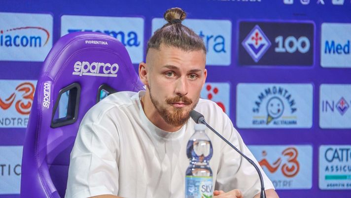 GERMOGLI PH: 16 LUGLIO 2026 BAGNO A RIPOLI ROCCO COMMISSO VIOLA PARK PRESENTAZIONE DEL NUOVO GIOCATORE DELLA FIORENTINA RADU DRAGUSIN NELLA FOTO RADU DRAGUSIN Gazzetta: “Dragusin e il numero di maglia. Agevolato dall’addio di Rugani” - immagine 1